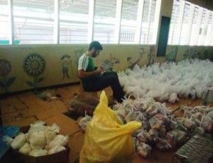 Carlos Galán ayudando en labores de voluntariado en Cebú (Filipinas)