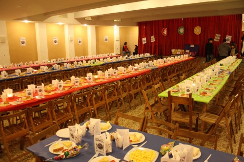 Mesas preparadas para la Cena Solidaria en San Gerardo (Foto: Samuel Escudero)
