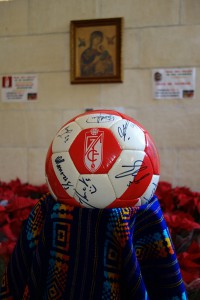 Balón firmado donado por el Granada CF
