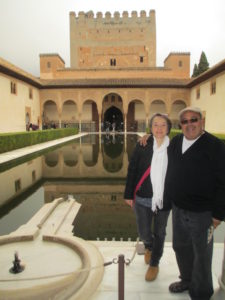 El padre Nery y nuestra voluntaria Dolo en la Alhambra