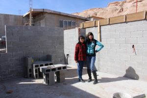 La Hermana Nixa OSR y una de las mujeres que tendrá su microempresa en Ciudad Juárez (México)