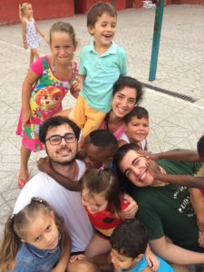 Voluntarios con los niños del campamento de Nazaret (Valencia)