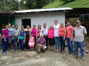 Voluntarios con las comunidades de Trojes (Honduras)