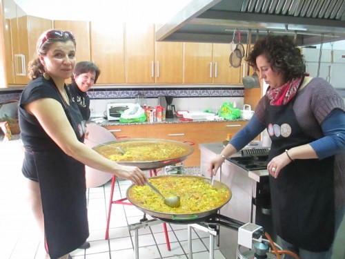 Las paellas y las cocineras de la Jornada Solidaria