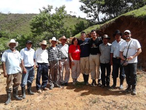 Voluntarios con miembros de la comunidad hondureña