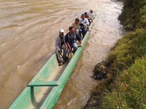 Voluntarios AS navegando el Río Coco