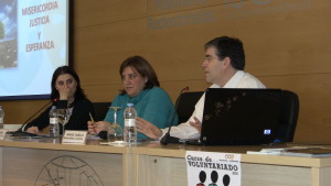 Elena (i), Begoña y Manuel (d), durante la primera ponencia
