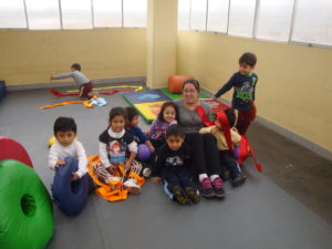 Yolanda con los niños en Santa Anita