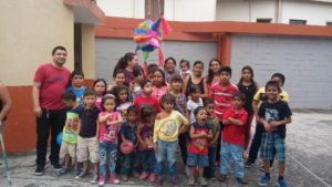 Niños y monitores del Jardín de la Esperanza en El Salvador