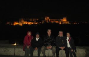 El padre Nery con varios miembros de AS Granada en el mirador de San Nicolás