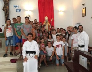 Voluntarios de AS con la comunidad de Kamëz, en Albania